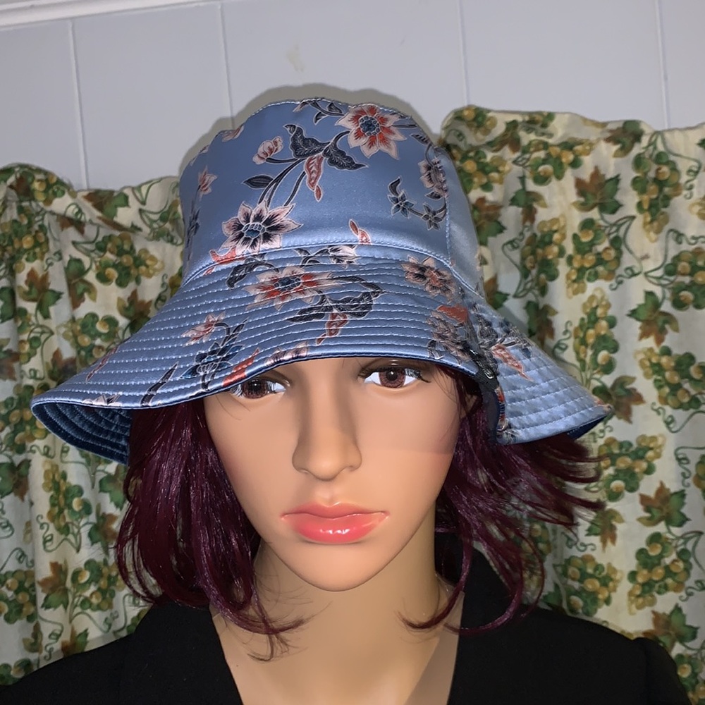 - T and B double sided hat good condition clean